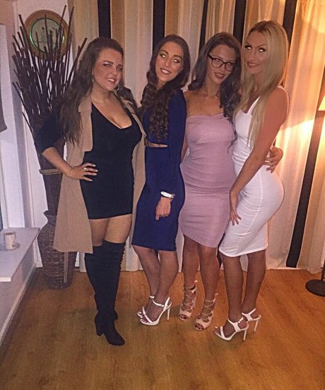 ティーンフィンガリングオンリーファンズ えろた 写真