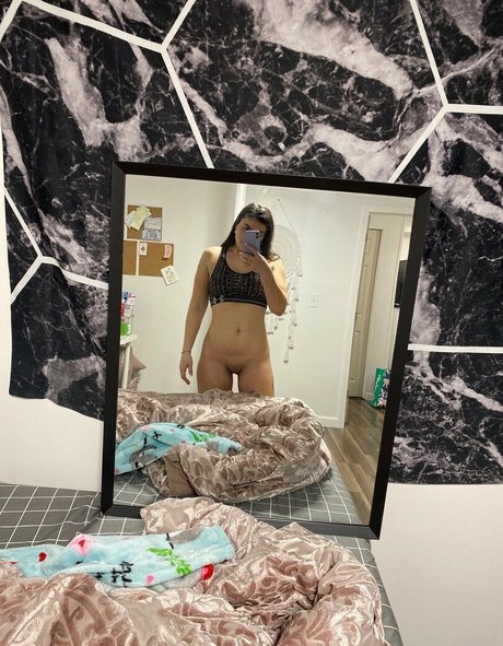 ベビーシッターオンリーファンズ 美しい裸 写真