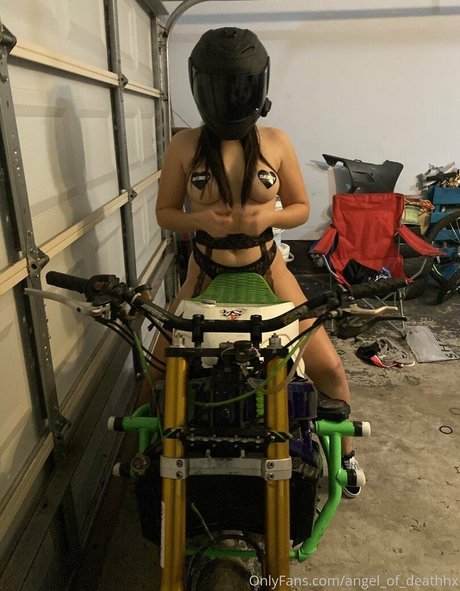 大きなプッシー唇オンリーファンズ ホット裸 写真