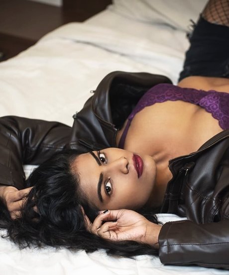 巨乳熟女オンリーファンズ ホットセクシー 写真