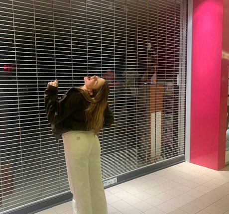 Lola Dubrul かわいいモデル 写真