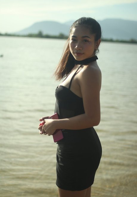 ティーンフィンガリングオンリーファンズ ヌード 写真