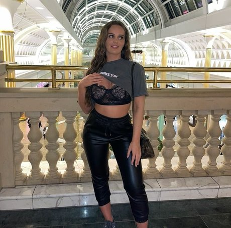 Aimee Stobbart 美しいモデル ギャラリー