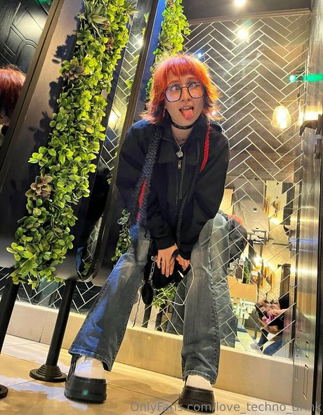 ストリップショー オンリーファンズ アートポルノ 写真