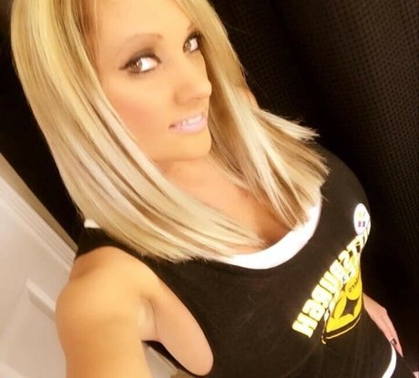 黒髪の熟女オンリーファンズ ポルノグラフィック 写真