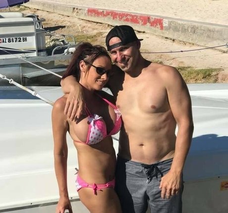 黒檀の熟女オンリーファンズ 裸 画像