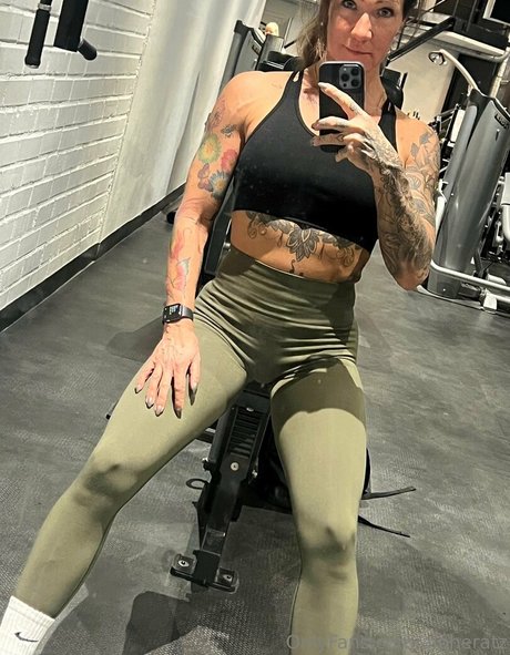 小さなおっぱいオンリーファンズ アート裸 画像