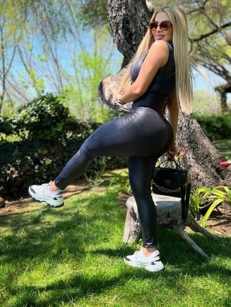 指マン 潮吹き オンリーファンズ 無料 写真