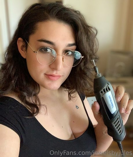 小さいチンポのシーメールオンリーファンズ えろ 画像