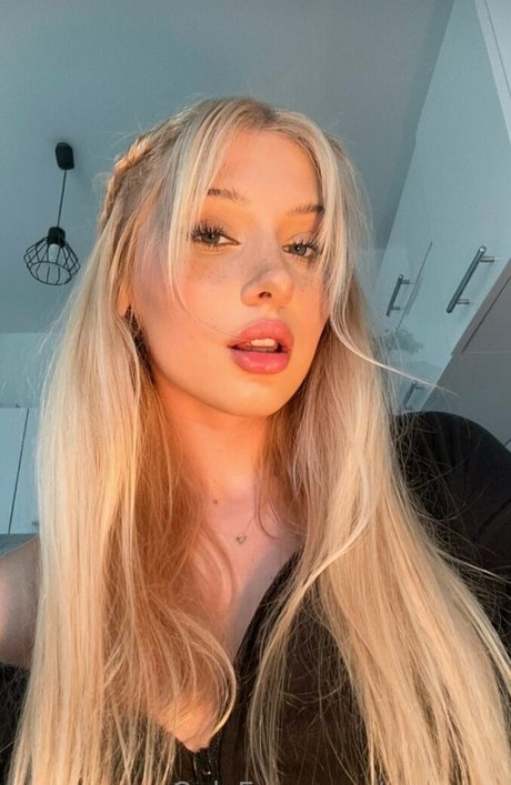 パイズリ オンリーファンズ ホット裸 写真