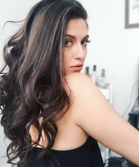 セクシーなブルネットのオンリーファンズ セクシーxxx ギャラリー