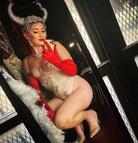 Robyn Adele Anderson 無料モデル 画像