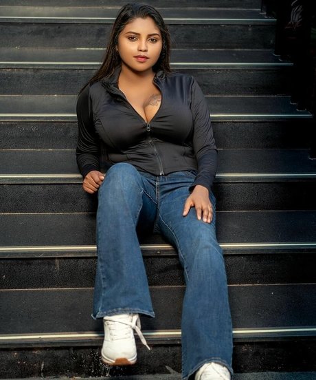 Elakkiya Rajendran ヌードモデル 写真