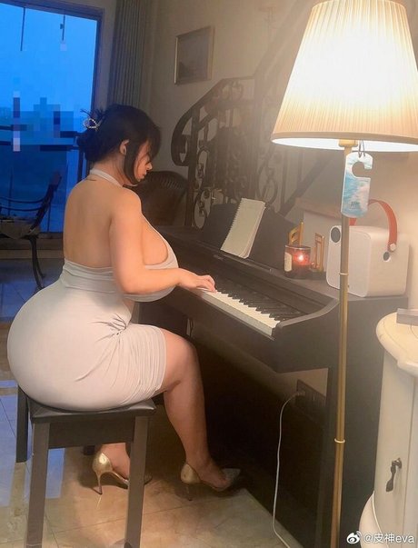 曲線美のブロンドオンリーファンズ 美しいポルノ 写真