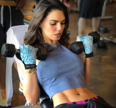 巨乳タトゥーオンリーファンズ ヌード 写真