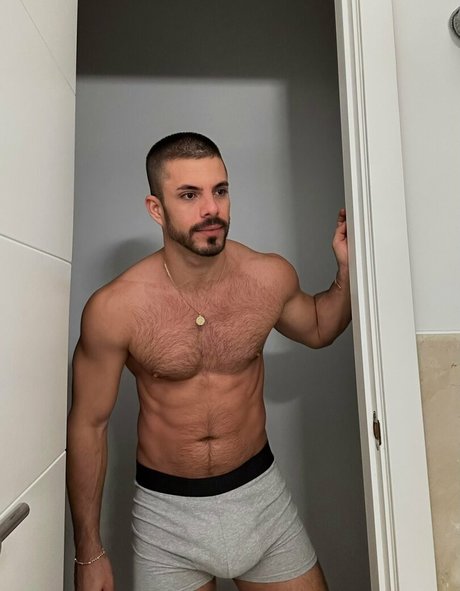 曲線美の女の子オンリーファンズ セクシー裸 画像