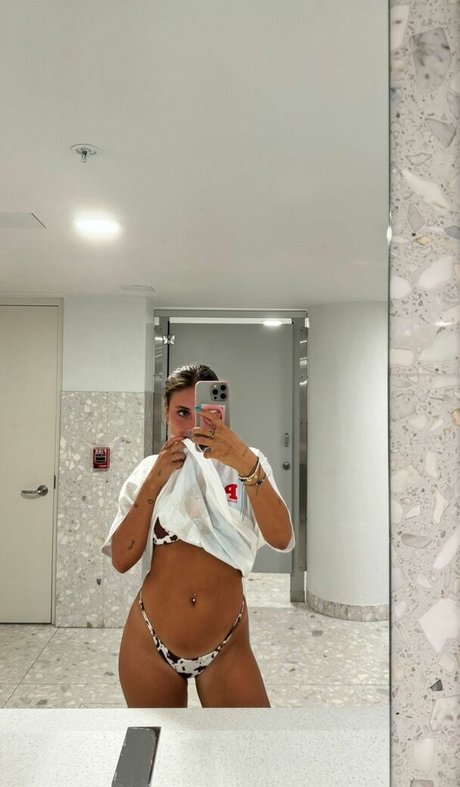 小さなおっぱいオンリーファンズ ホット 写真