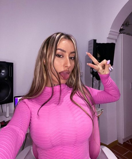 larataylorbb ヌードスター 写真