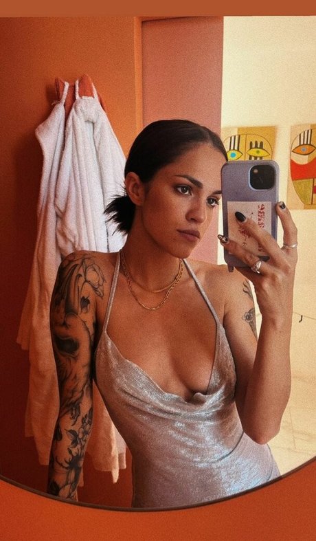 lapeytattoo 裸のポルノスター 写真