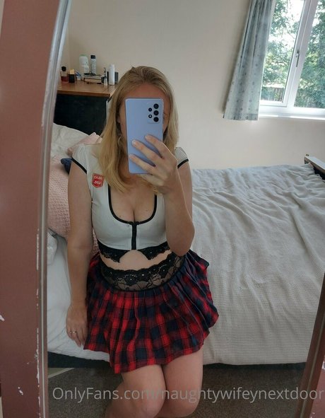 naughtywifeynextdoor 完璧なスター 写真