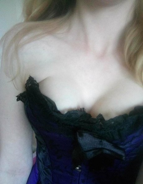 naughtywifeynextdoor 裸のスター 写真