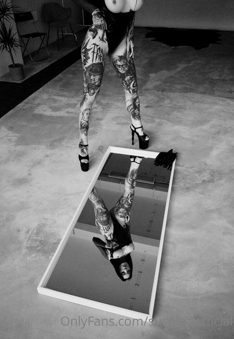 suspiriaofficial セクシーモデル 写真