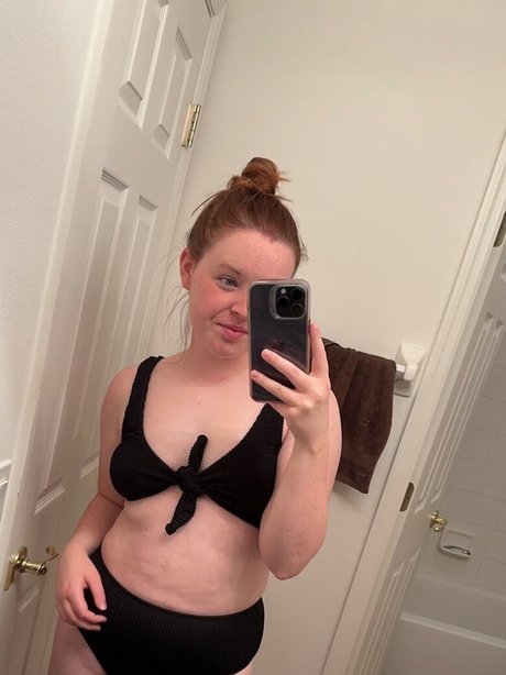 セクシーなブルネットのオンリーファンズ 無料ヌード 写真