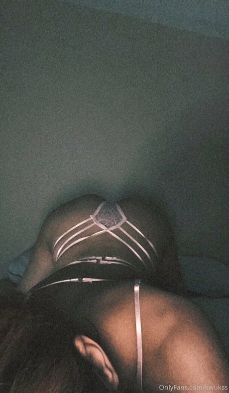 オイルを塗った巨乳オンリーファンズ ポルノ 写真