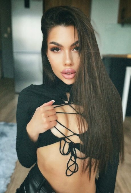 巨大ディルドオンリーファンズ アートヌード 画像