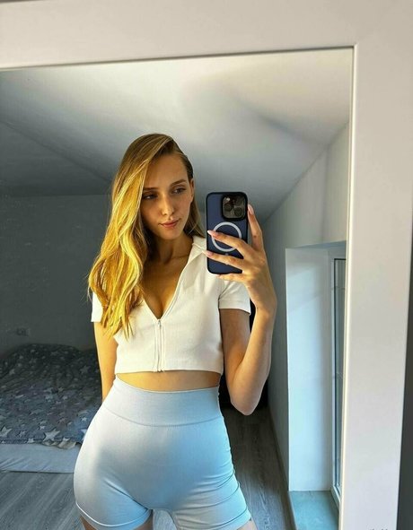 i lina ポルノスター アート 写真