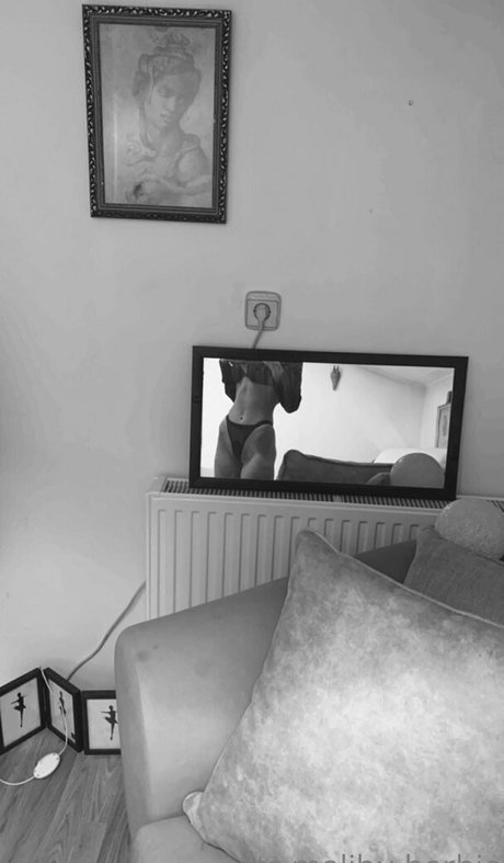 パンツを食い込ませるオンリーファンズ アートヌード 写真