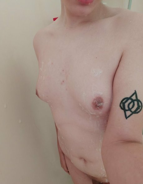 ぽっちゃりブルネットオンリーファンズ ヌード 写真