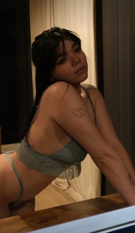 Nikki Natural セックススター 写真