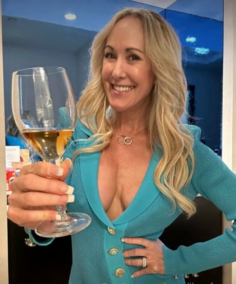 パイズリ オンリーファンズ ホット 写真