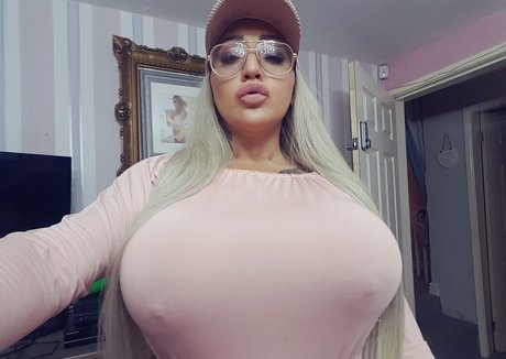 bigbustyblondeuk 裸の女優 ギャラリー