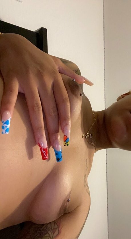 曲線美の女の子オンリーファンズ パーフェクト 写真