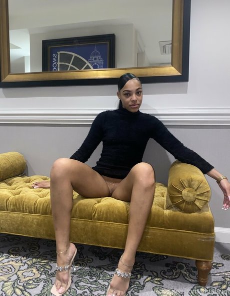 ティックトックスター オンリーファンズ セクシー裸 写真