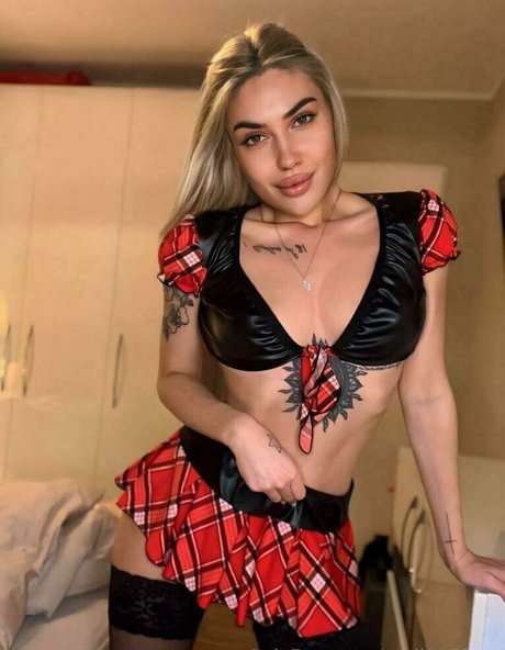 曲線美のランジェリーオンリーファンズ xxx 画像