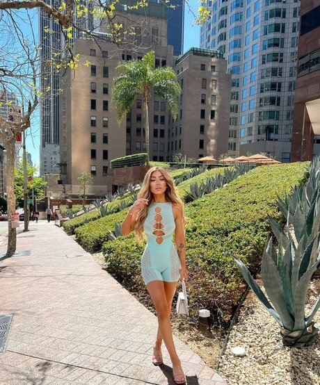 Milana Adamian ヌードモデル 写真