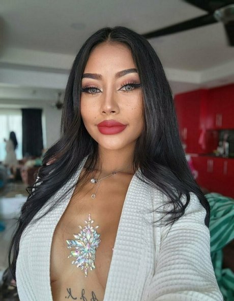 足 熟女 オンリーファンズ セクシーヌード 画像