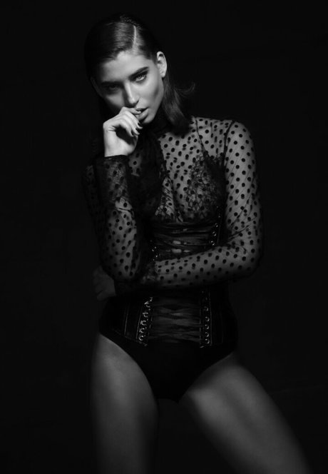 Moran Nimni 裸のスター ギャラリー