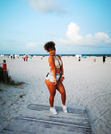 Soft Peach Yoga ホットなスター ギャラリー