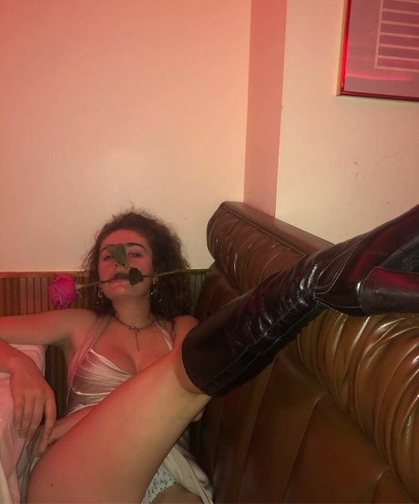 Rachel Sennott 裸の女優 画像