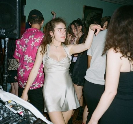 Rachel Sennott 完璧な女優 写真