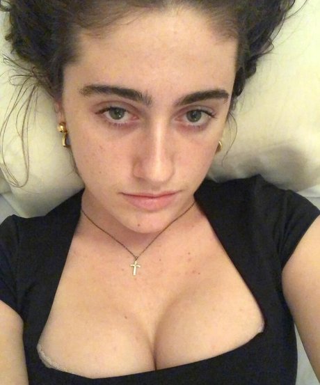 Rachel Sennott 無料女優 写真