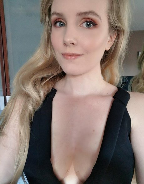 かわいいブロンドのオンリーファンズ アダルト無料 写真