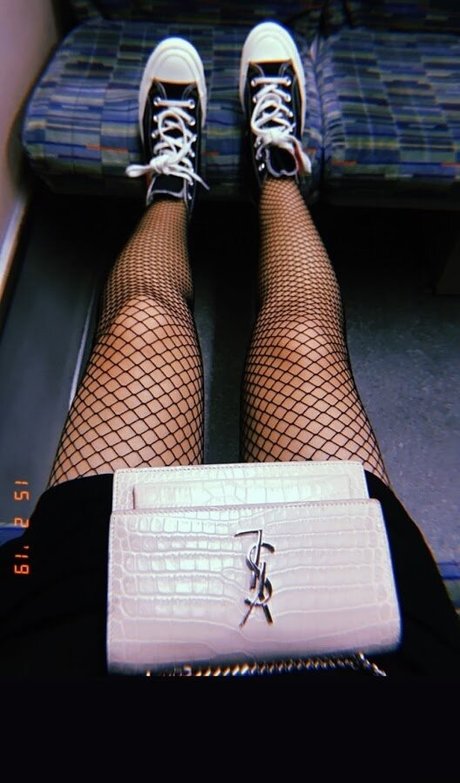 金髪の顔射オンリーファンズ アート裸 画像