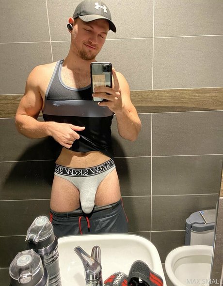 乳首 オンリーファンズ ホットポルノ 画像