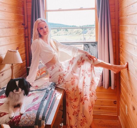 Zandi Holup スター ヌード 写真