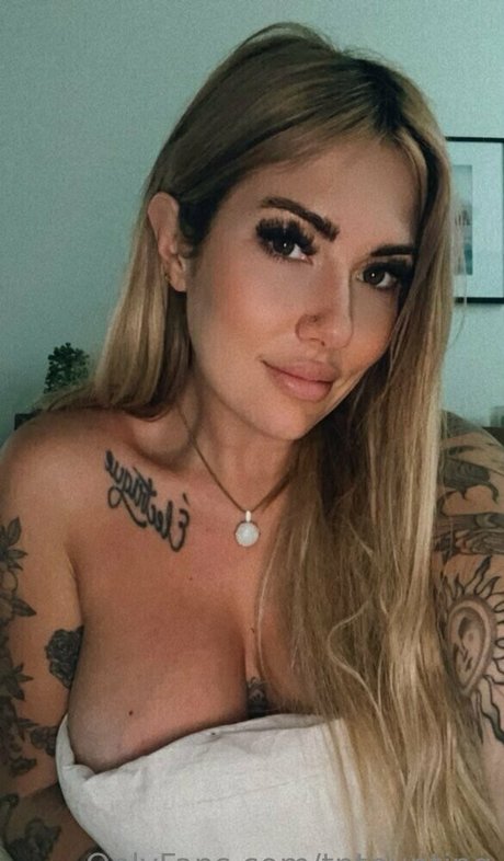 carlyelectriclive モデル 画像